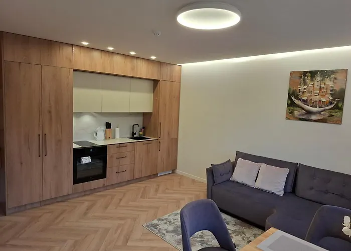 Adelina アパート パランガ